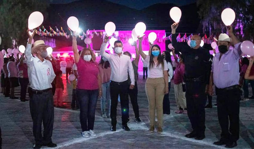 Brisa Verber Rodríguez y su esposo Edisson Urbina Ortiz Presidente del DIF Municipal, iluminaron el Palacio Municipal