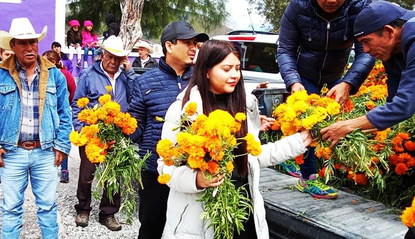 ENTREGA LA C. BRISA VERBER RODRIGUEZ, PRESIDENTA MUNICIPAL FLORES DE CEMPAZUCHIL A LA POBLACION.