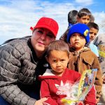 Entrega dulces y juguetes la Dra. Maricela Rodríguez González a niños de diferentes comunidades de Bustamante, Tamaulipas.